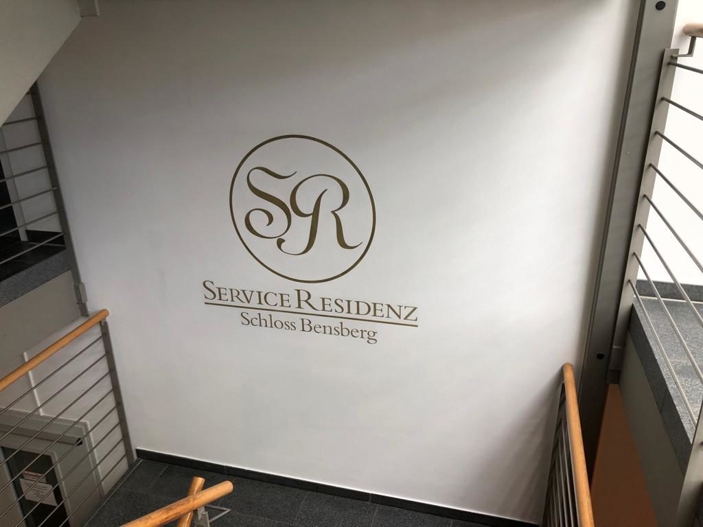 Anspruchsvolle Malerarbeiten in einer repräsentativen Residenz Das Logo der Serviceresidenz im Schloss Bensberg
