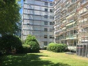 Fassadenrenovierung: 2018 war der Jahrhundert-Fassadensommer Eingerüstete Fassade in der Sonne