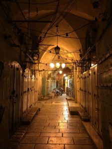 In Jerusalem: „Jeder Schritt gelebte Geschichte“ Die Läden des Bazars in Jerusalem haben schon geschlossen, aber ein paar Männer sitzen beim Feierabend-Tee zusammen.