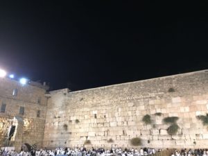 In Jerusalem: „Jeder Schritt gelebte Geschichte“ Es ist schon dunkel, aber an der Klagemauer in Jerusalem beten noch immer viele Menschen.