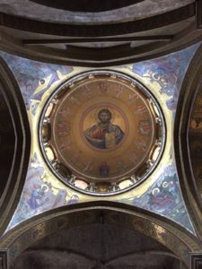 In Jerusalem: „Jeder Schritt gelebte Geschichte“ Kuppel über dem Katholikon, dem Zentrum der Grabeskirche. Die Mosaiken im wurden erst 1994 angefertigt. Es überwiegen Gold-, Blau- und Violettöne