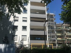 Hochhausfassaden: Die Kunst ist, nicht zu stören Das Gerüst wandert während der Renovierungsarbeiten rund um die Hochhäuser.