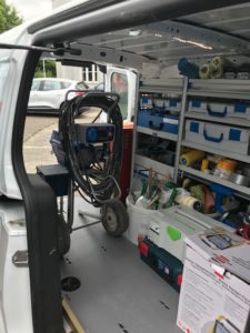 Von der Schraube bis zum Rührgerät: Wie sieht ein Malerauto von innen aus? Wenn alles ordentlich an seinem Platz ist, können auch größere Geräte mitreisen.