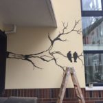 Graffiti-Bekämpfung auf die romantische Art Ein kreatives Mittel in der Graffiti-Bekämpfung: Wandmalerei.