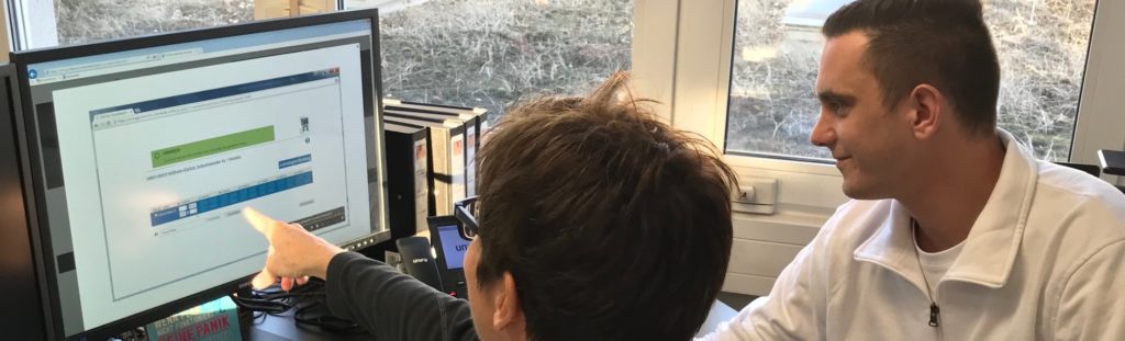 Titelbild Willkommenspaket für Auszubildende: Anke Finken und Azubi im Gespräch