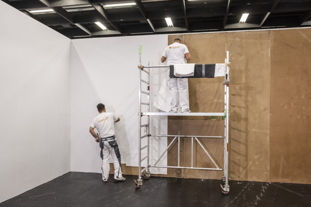 Art Cologne: 35.000 Quadratmeter tapezieren, kleben, streichen – und abreißen Unser Team für Messeaufbau bei der Art Cologne