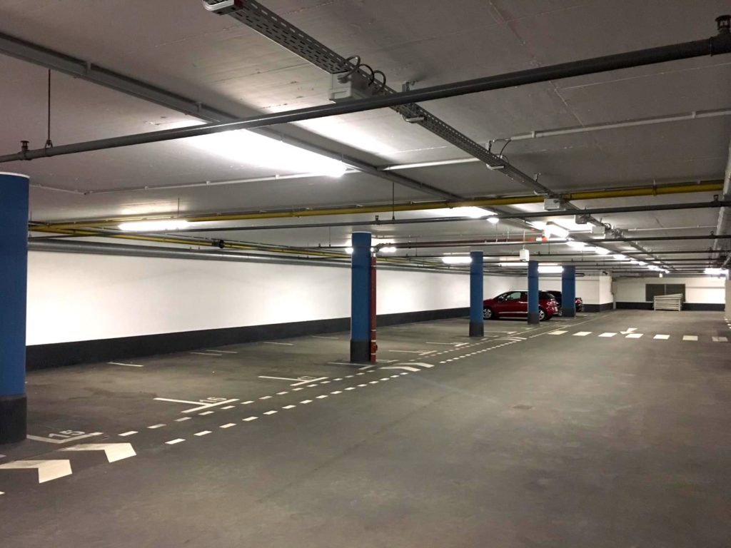 Eine ganze Tiefgarage in zwei Wochen: Ist das viel oder wenig? Parkdeck mit blauen Pfeilern