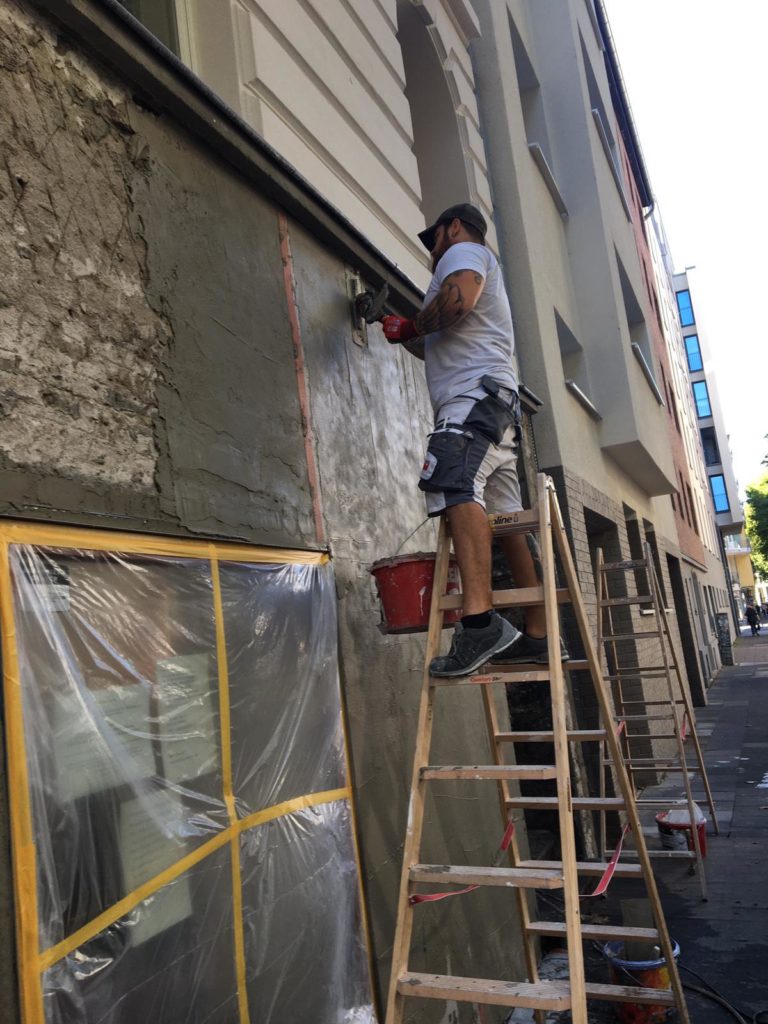 Denkmalgeschützte Fassade: Ein Sommer im Dienst der Harmonie Denkmalgeschützte Fassade: Ein Sommer im Dienst der Harmonie