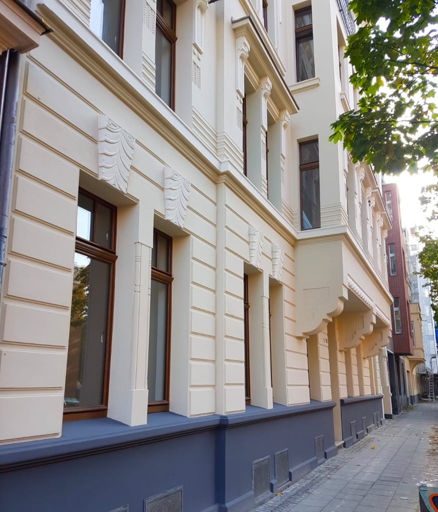Draußen: denkmalgeschützte Fassade. Drinnen: kinderreiche Familien Draußen: denkmalgeschützte Fassade. Drinnen: kinderreiche Familien