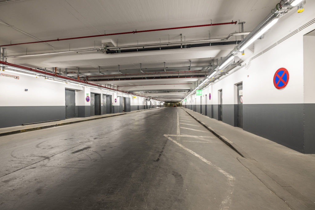 Die „Fahrstraße“ – Licht und Farbe für das Unterdeck der Kölnmesse Die „Fahrstraße“ – Licht und Farbe für das Unterdeck der Kölnmesse
