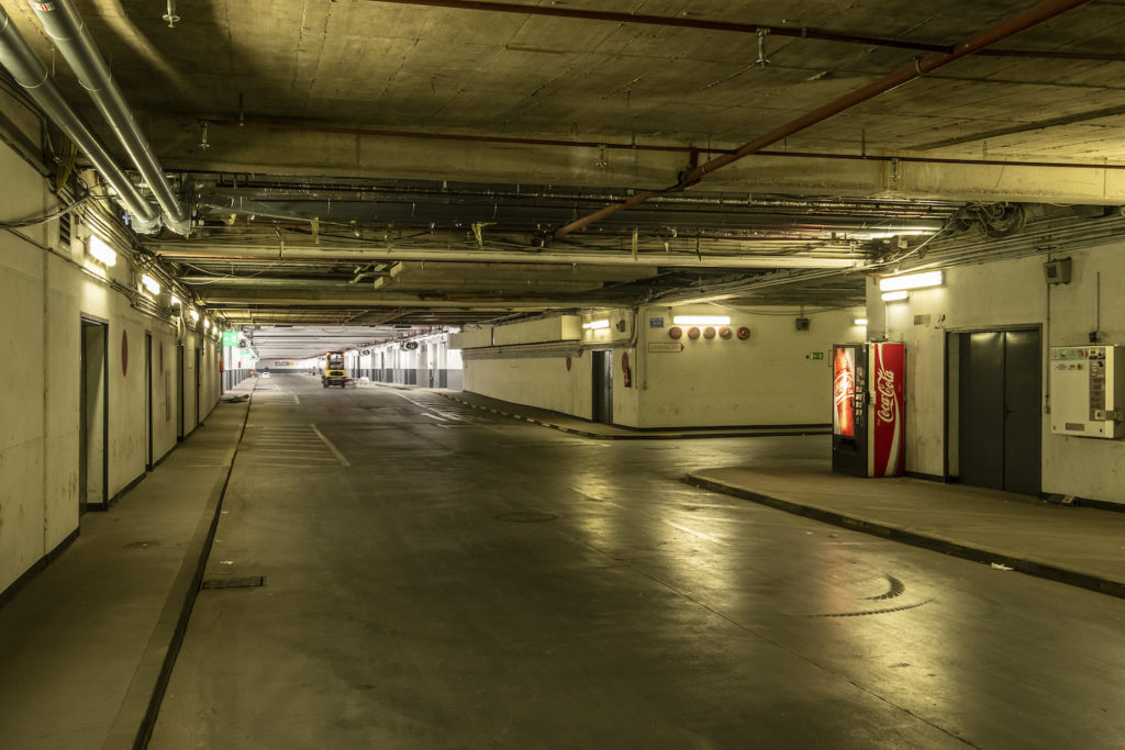 Die „Fahrstraße“ – Licht und Farbe für das Unterdeck der Kölnmesse Die Fahrstraße wurde fachmännisch renoviert