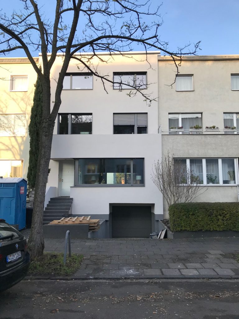 Renovierung in Köln: Eine neue Fassade zu Weihnachten – und ein kleines Familientreffen Renovierung in Köln: Eine neue Fassade zu Weihnachten – und ein kleines Familientreffen