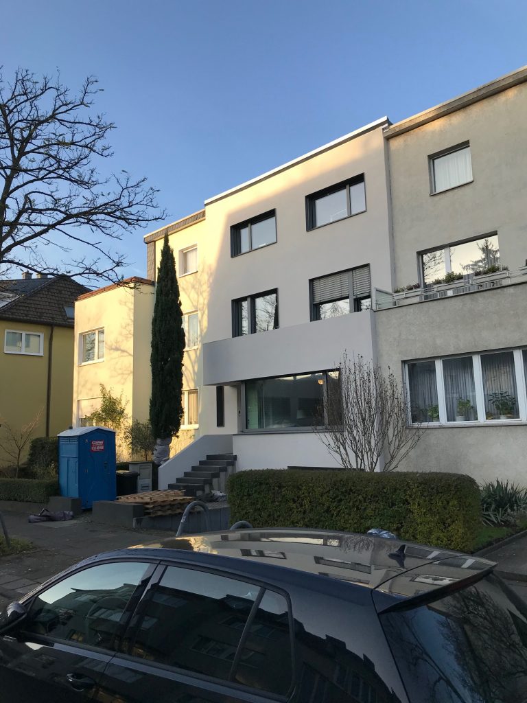 Renovierung in Köln: Eine neue Fassade zu Weihnachten – und ein kleines Familientreffen Renovierung in Köln: Eine neue Fassade zu Weihnachten – und ein kleines Familientreffen